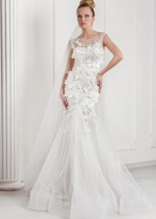 Vestido de novia de Oksana Mucha con elementos voluminosos.