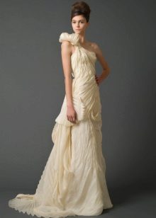 Vera Wong esküvői ruha a 2011-es gyűjteményből egy vállon