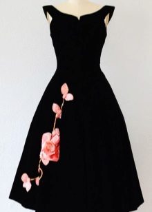 فستان أسود المخمل مع وردة