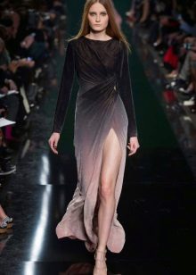 Gesloten jurk met een split van Elie Saab