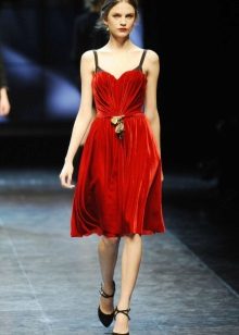 Raudona trumpoji aksominė suknelė
