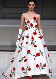 Baltoji vestuvių suknelė su raudonomis gėlėmis