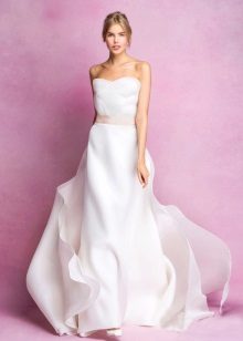 Сватбена рокля с розов колан