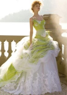 Бяла и зелена сватбена рокля