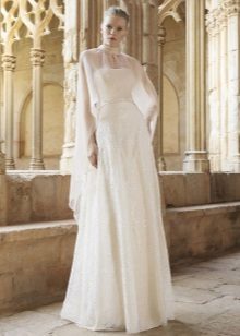 Vestido de novia de Raimon Bundo con una capa.