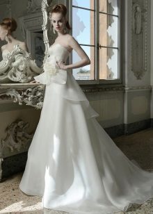 Az Atelier Aimee esküvői ruha virággal
