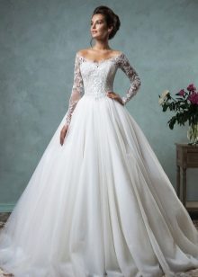 الكلاسيكية فستان الزفاف الخصبة
