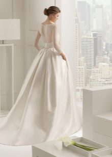 Vestido de novia con un clásico de espalda cerrada.