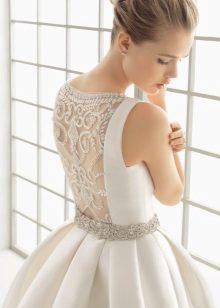 Vestido de noiva clássico com a ilusão de costas fechadas