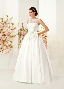 Gaun pengantin dengan korset renda