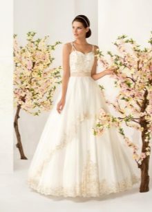 Великолепна сватбена рокля с бродерия