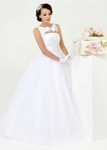 Kookla paprasta baltos kolekcijos vestuvių suknelė su iškirpte
