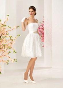 Vestuvinė suknelė iš „Kookla“ atspindžių kolekcijos yra trumpa ir puiki