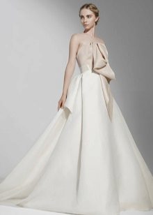 Gaun pengantin dengan bahu terbuka yang megah