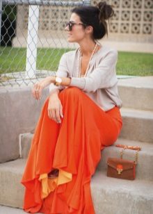 Vestido laranja em combinação com cinza