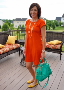 Vestido laranja em combinação com cores diferentes