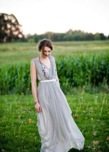 فستان من الحرير الرمادي
