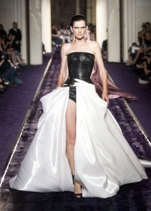 Gaun pengantin dari Versace dengan korset hitam