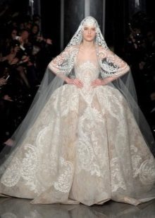 Vestido de casamento por Elie Saab com uma capa