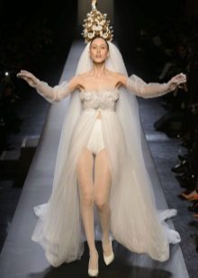 Gaun pengantin dari Jean Paul Gaultier pendek