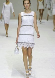 Krátké bílé háčkované pletené šaty