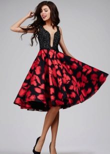 Suknelė juoda su raudonomis gėlėmis