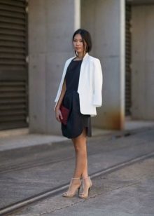 Jachetă albă la rochia de birou negru