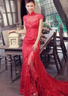 Raudona suknelė su kinų stiliaus nėriniais