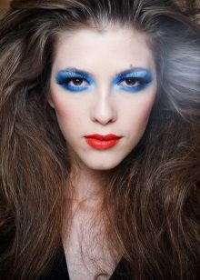 Disco make-up met blauwe schaduwen