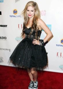 Avril Lavigne i punk rock stil kjole