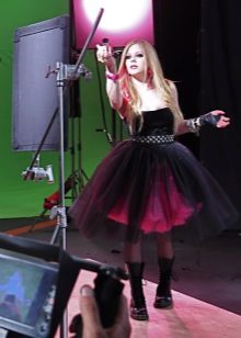 Avril Lavigne in een korte jurk in de stijl van punkrock
