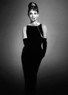 Siyah elbiseli bir Audrey Hepburn