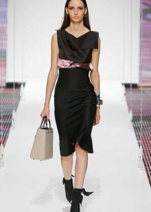 Rochie cu elemente contrastante în stilul Chanel