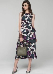 Renkli bir elbise için bir çanta ve ayakkabı seçimi