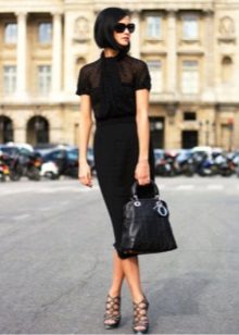 فستان مكتب باللون الأسود مع تنورة واسعة وتنورة ضيقة إلى أسفل
