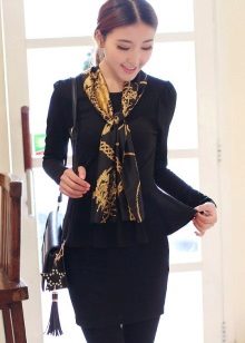 Vestido negro de estilo business en combinación con bufanda.