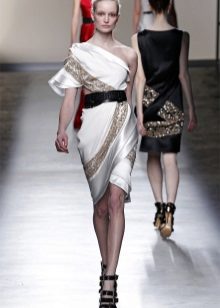 فستان في النمط اليوناني مع الأكمام