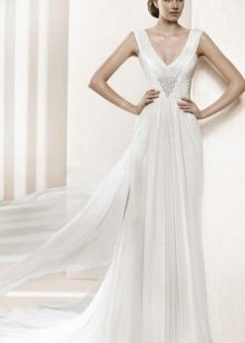 Valkoinen kreikkalainen mekko, jossa on drapery