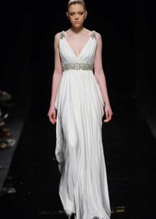 Perdelik ve yapay elmas ile beyaz Yunan elbise