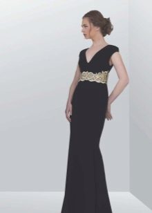 שמלה שחורה בסגנון יווני עם עיצוב כסף