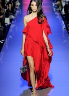 Rode jurk in de Griekse stijl op één schouder