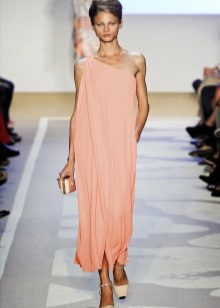 Yunan bir elbise için bir debriyaj çanta seçimi