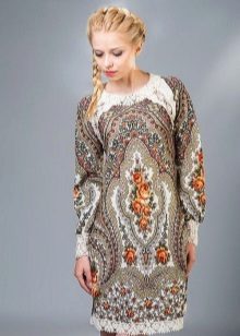 Kjole i russisk stil med mønstre og blonder på hæmmen