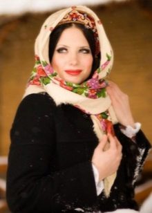Makeup untuk pakaian dalam gaya Rusia