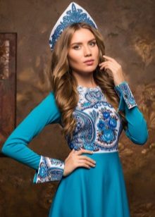 Blauwe jurk in Russische stijl met kokoshnik