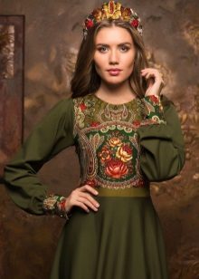 Marsh-farget kjole i russisk stil med kokoshnik
