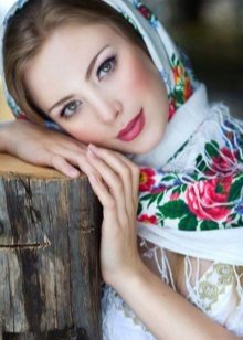 Maquiagem para um vestido no estilo russo