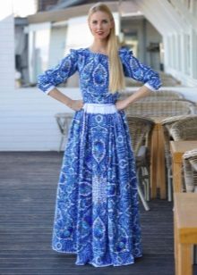 Moderne lang kjole i russisk stil med Gzhel mønster