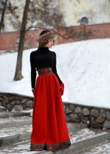 Vestido moderno en estilo ruso con bordado.