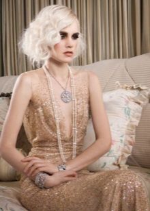 Acconciatura per capelli biondi per un vestito nello stile di Gatsby